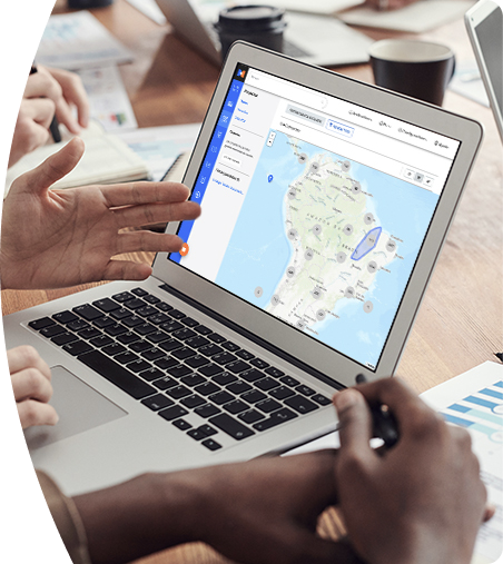 Profesionales analizando datos en la plataforma de BNamericas para tomar decisiones estratégicas.